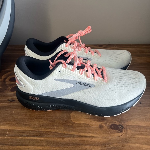 Brooks women’s shoes - Picture 4 of 9